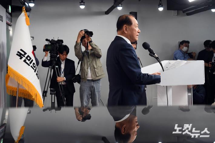 취임 소감 밝히는 황우여 비대위원장