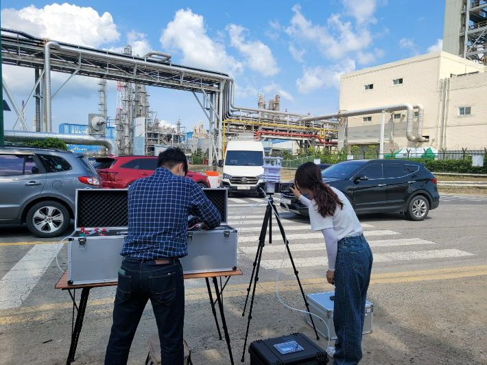 전남도 보건환경연구원 관계자들이 여수산단에서 악취 실태조사를 위해 시료를 채취하고 있다. 전라남도 제공