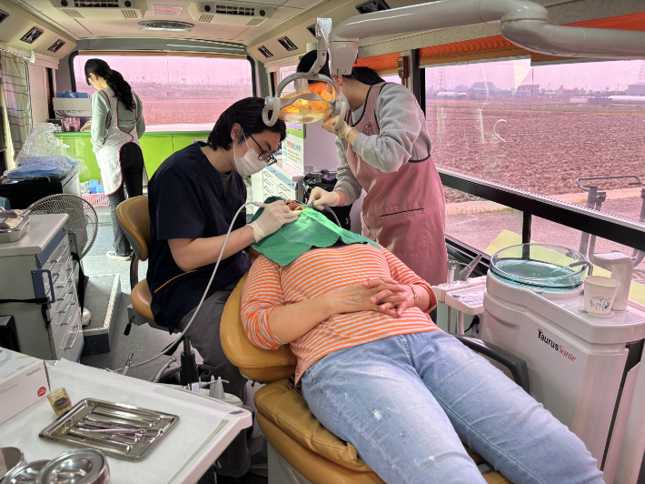 아산시가 운영하는 구강 보건 이동 진료 차량에서 주민이 치료를 받고 있다. 아산시 제공