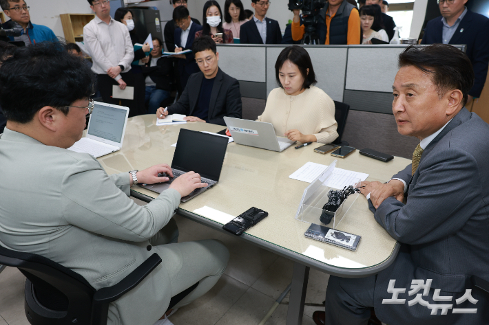 김영환 지사, 의대 증원 50% 반영한 충북대 연일 비판