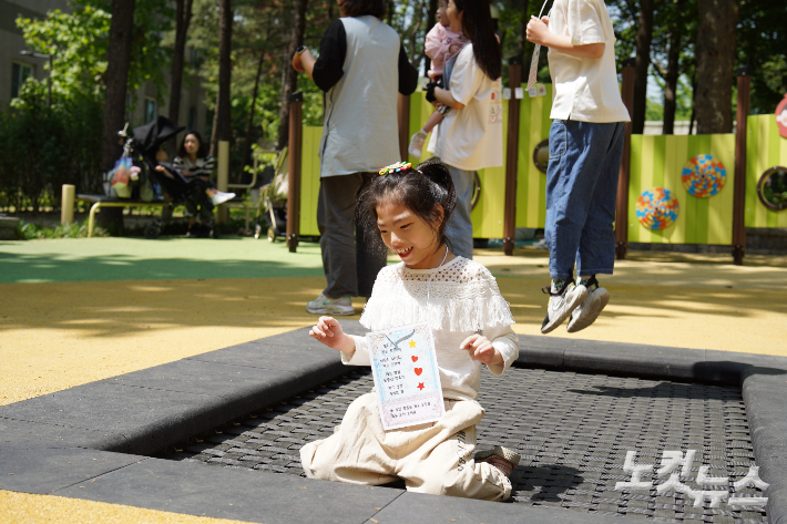 서울 노원구 상계동에 있는 통합놀이터 초록숲놀이터에서 이혜진(가명‧6세) 양이 트램펄린을 타고 있다. 주보배 기자