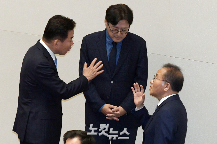 김진표 국회의장과 더불어민주당 홍익표 원내대표, 국민의힘 윤재옥 원내대표가 2일 서울 여의도 국회에서 열린 제414회국회(임시회) 제1차 본회의에서 '순직 해병 수사 방해 및 은폐 등의 진상규명을 위한 특별검사의 임명 등에 관한 법률안 추가 상정'과 관련 대화를 하고 있다. 윤창원 기자