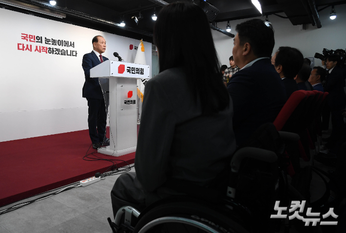 국민의힘 황우여 신임 비상대책위원장이 3일 오전 서울 여의도 당사에서 취임 기자회견을 갖고 소감과 비대위 운영 방향 등을 밝히고 있다. 황진환 기자