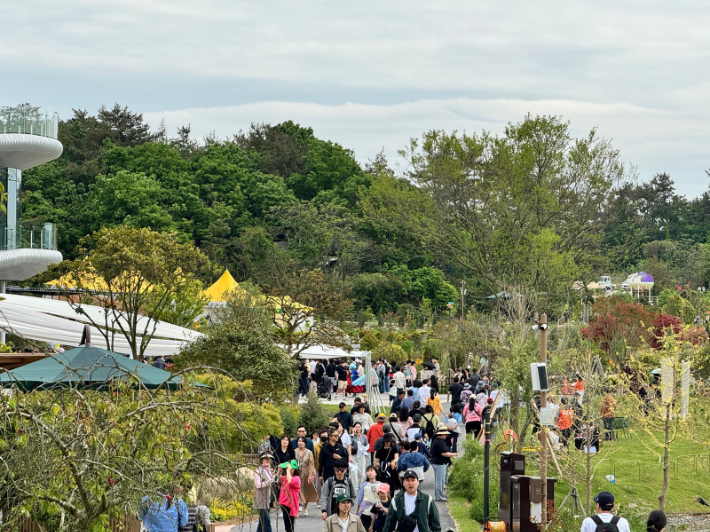 전남 해남 솔라시도 초입에 있는 전남도 최초의 정원형 식물원인 '산이 정원'이 4일 개장한 가운데 5만여 명의 관람객이 방문해 성공적 시작을 알렸다. 산이 정원 측 제공