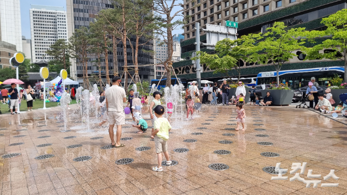 4일 서울 중구 서울광장에서 아이들이 물놀이를 하고 있다. 민소운 기자