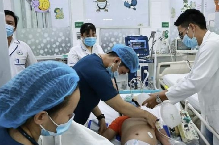 지난 2일(현지시간) 베트남 남부 동나이성의 한 병원에서 베트남식 샌드위치 반미를 식당에서 먹고 식중독 증세를 보인 어린이 환자가 치료를 받고 있다. 연합뉴스