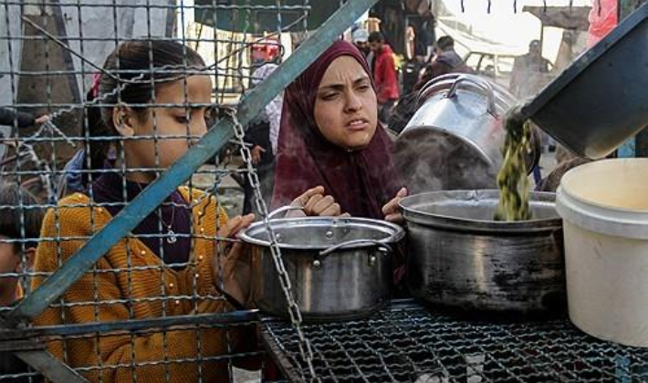 지난 3월 22일(현지시간) 가자지구 북부 자발리야에서 주민들이 무료 식량을 배급받기 위해 기다리고 있다. 연합뉴스