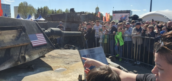 1일(현지시간) 러시아 모스크바 포클로나야 언덕에서 열린 '러시아군의 트로피' 전시회에 미국 에이브럼스 전차가 전시돼 있다. 연합뉴스