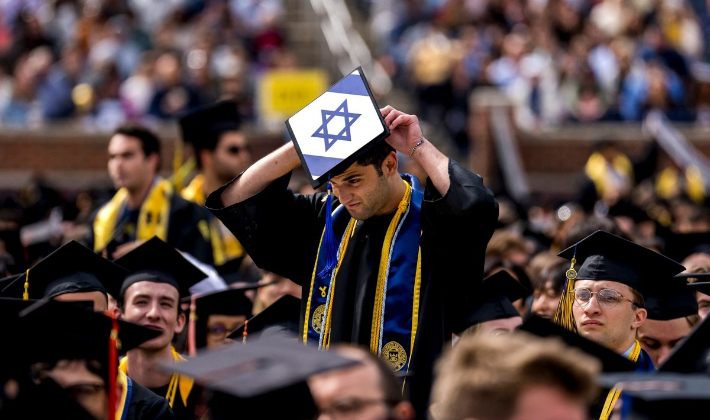 4일(현지시간) 미국 미시간대에서 열린 졸업식에 한 학생이 이스라엘 국기를 붙인 학사모를 착용하고 있다. 연합뉴스