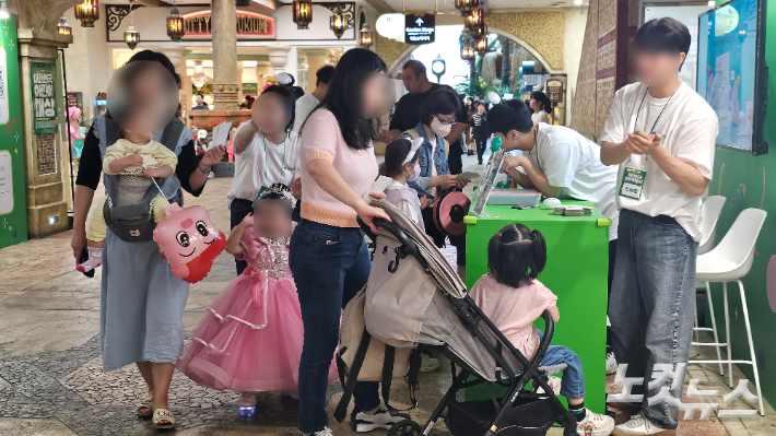 어린이날인 5일 오후 2시 서울 송파구 롯데월드 어드벤처 내부. 어린이들이 가족들과 함께 시간을 보내고 있다. 나채영 기자 