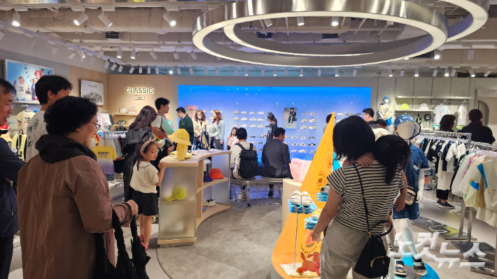 어린이날 서울 송파구 백화점을 찾은 시민들이 진열된 제품을 살펴보고 있다. 나채영 기자 