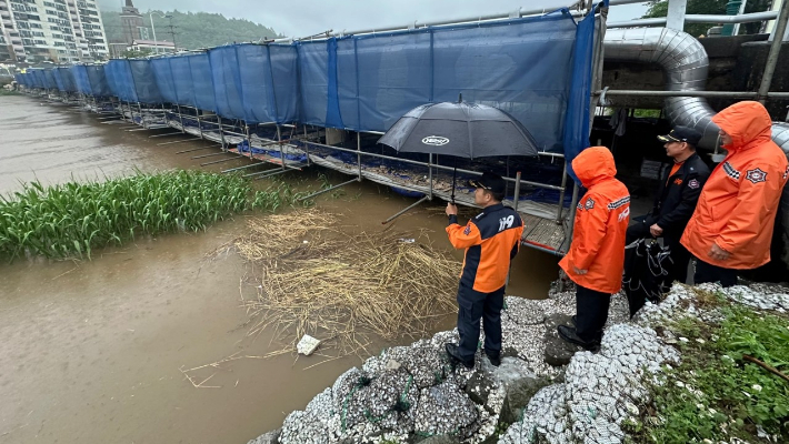 5일 오후 전날부터 205㎜ 이상 폭우가 내린 보성군에서 소방당국이 재해 취약 지역을 순찰하고 있다. 연합뉴스