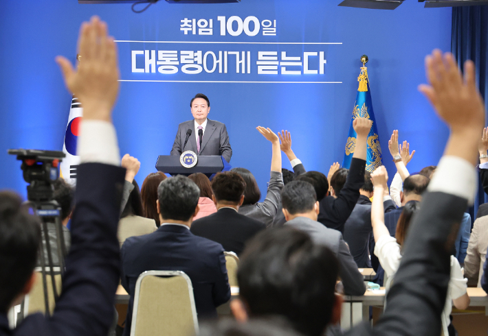 지난 2022년 8월 17일 서울 용산 대통령실 청사에서 열린 윤석열 대통령 취임 100일 기자회견 '대통령에게 듣는다'에서 취재진이 질문하기 위해 손을 들고 있다. 연합뉴스