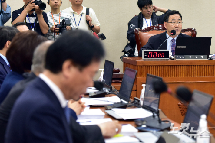 지난달 30일 서울 여의도 국회에서 열린 연금개혁특별위원회 전체회의에서 주호영 위원장이 발언을 하고 있다. 윤창원 기자