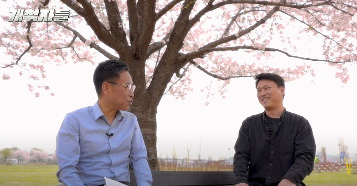 기자와 인터뷰 중인 김용관 대표.