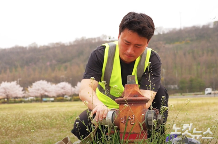 한강난지공원에 스타숲을 조성하면서 물을 주기 위해 수도관을 연결 중인 (주)가꾸다의 김용관 대표. 권혁주 기자 