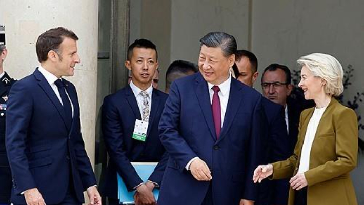 에마뉘엘 마크롱 프랑스 대통령과 시진핑 중국 국가주석, 우르줄라 폰데어라이엔 EU 집행위원장이 6일(현지시간) 엘리제궁에서 3자 회담을 마친 뒤 회담장을 떠나고 있다. 연합뉴스