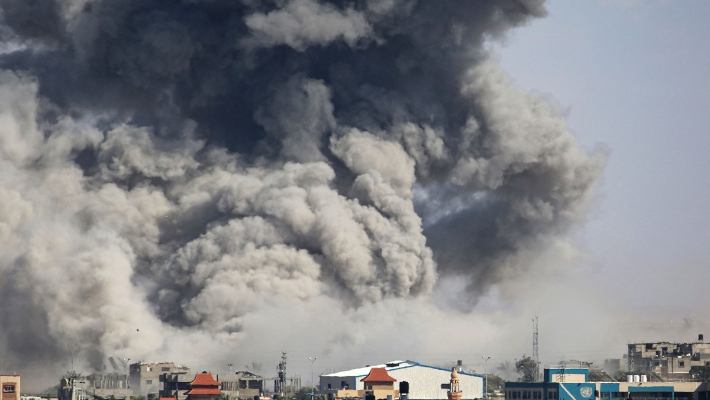 이스라엘군의 공습 이후 검은 연기가 치솟는 가자지구 라파. 연합뉴스