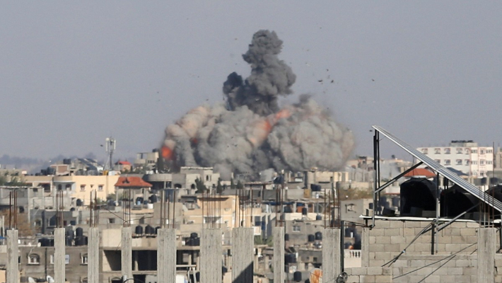 가자지구 최남단 도시 라파에서 이스라엘군의 공습으로 검은 연기와 불꽃이 치솟고 있다. 연합뉴스