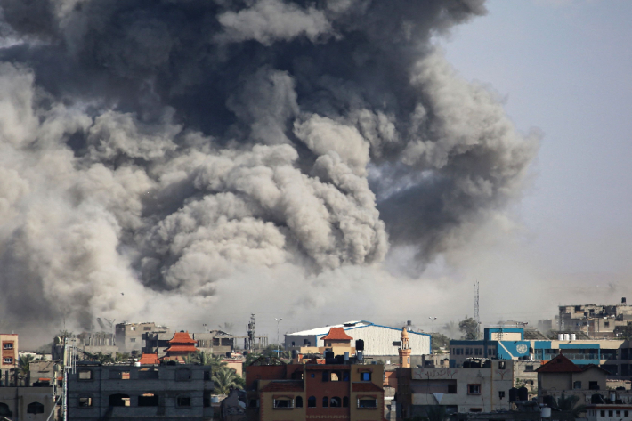 이스라엘군의 공습 이후 검은 연기가 치솟는 가자지구 라파. 연합뉴스 