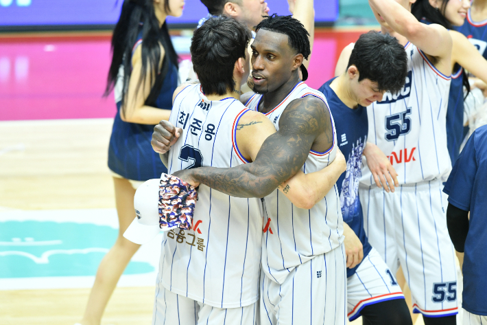 KCC 최준용과 라건아. KBL