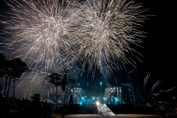 제20회 안산국제거리극축제에서 불꽃쇼가 열리고 있다. 안산시 제공