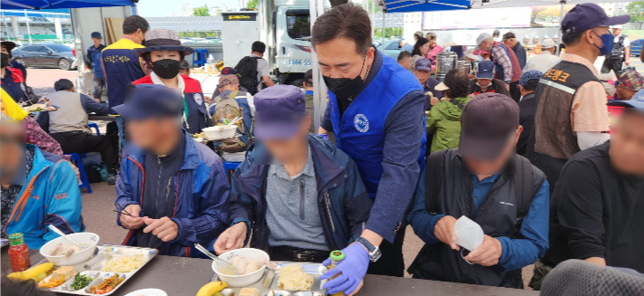 윤준호 한국자유총연맹 대전시지부 회장(가운데)이 지역 어르신들에게 직접 삼계탕을 전달하고 있다. 대전시지부 제공