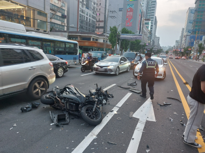 지난 6일 오후 6시 50분쯤 부산 사하구의 한 도로에서 신호위반 차량이 오토바이를 들이받는 사고가 났다. 부산경찰청 제공