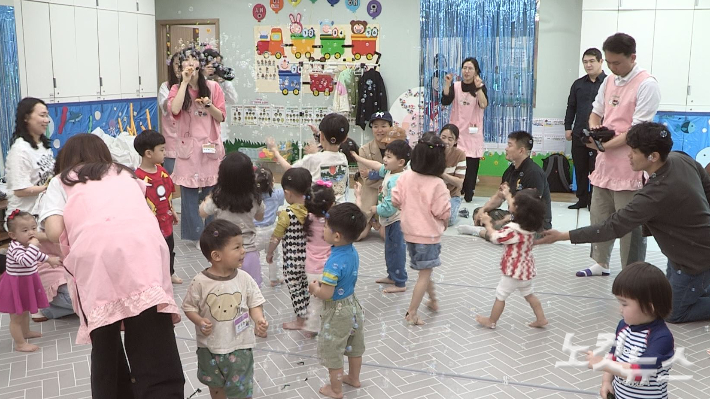 신길교회 아기학교에서 비눗방울 놀이를 하고 있는 아이들. 최현 기자