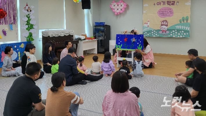 신길교회 아기학교는 2014년부터 시작돼 올해로 15기를 맞았다. 인형극부터 오감놀이까지 다양한 프로그램이 진행된다. 한혜인 기자