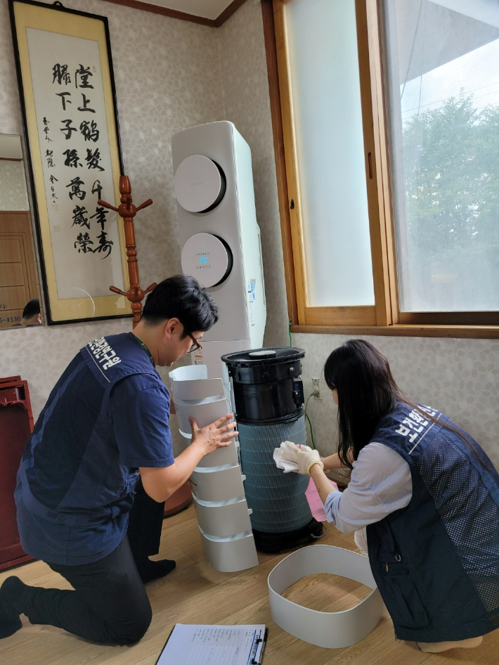 전남도 보건환경연구원 관계 공무원들이 경로당 실내 공기질 조사를 실시하고 있다. 전라남도 제공