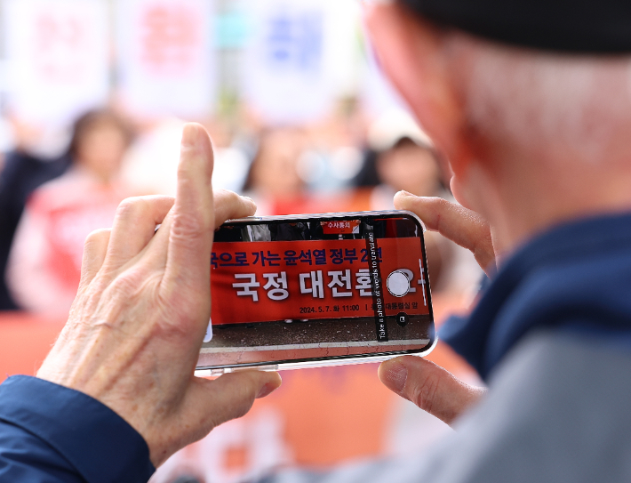 기자회견 내용이 궁금했던 외국인. 연합뉴스