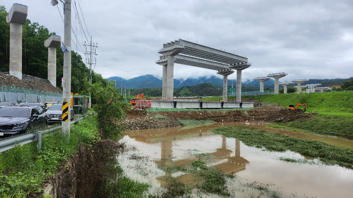 박완수 경남지사가 지적한 하천 물 흐름을 막은 임시도로(가도) 설치 현장. 독자 제공 