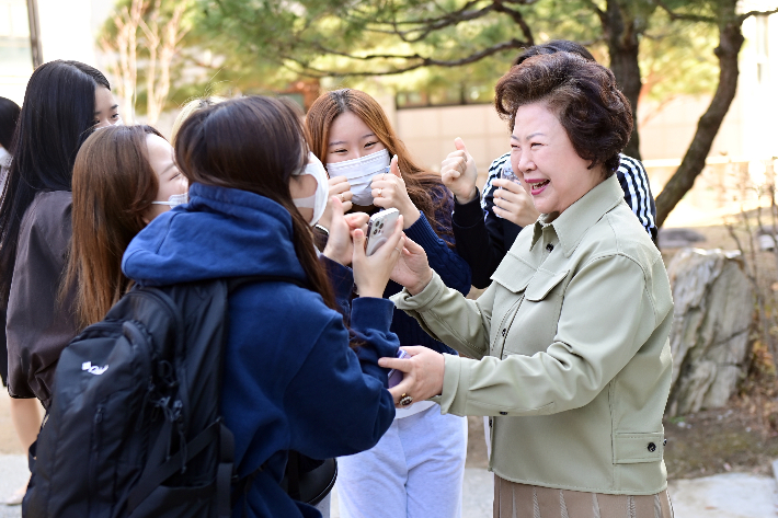 학생들과 대화중인 남성희 총장. 보건대 제공