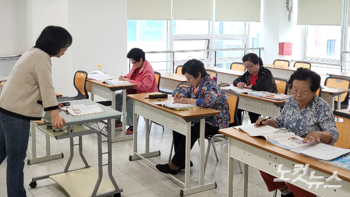 7일 서울 영등포구 도림교회 비전한글학교에서 한글 수업이 진행되고 있다. 한혜인 기자
