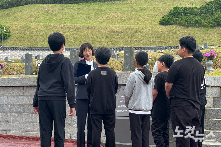 7일 오전 광주 북구 운정동 국립5·18민주묘지에서 헌화와 참배를 마친 뒤 묘역을 둘러보는 순창 쌍치초등학교 학생들. 김수진 기자