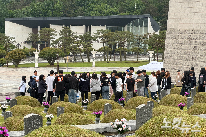 7일 오전 광주 북구 운정동 국립5·18민주묘지를 방문한 남부대학교 학생. 김수진 기자