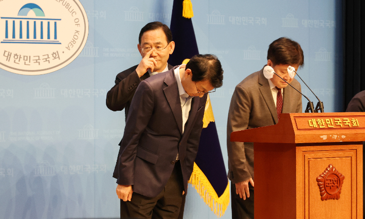 주호영 국회 연금개혁특별위원장(왼쪽)과 국민의힘 유경준(오른쪽), 더불어민주당 김성주 여야 간사가 7일 오후 국회 소통관에서 연금개혁특별위원회 종료 및 출장 취소 등과 관련해 입장을 밝힌 뒤 인사하고 있다. 연합뉴스