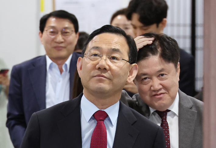 주호영 국회 연금개혁특별위원장(가운데)과 국민의힘 유경준(오른쪽), 더불어민주당 김성주 여야 간사가 연금개혁특별위원회 종료 및 출장 취소 등과 관련한 입장을 밝히기 위해 7일 오후 국회 소통관으로 들어서고 있다. 연합뉴스