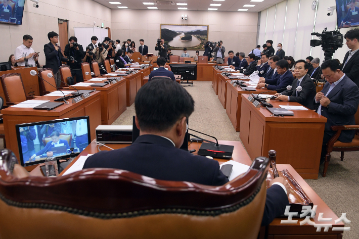 18일 서울 여의도 국회에서 열린 농림축산식품해양수산위원회 전체회의에서 소병훈 위원장이 의사봉을 두드리고 있다.   윤창원 기자