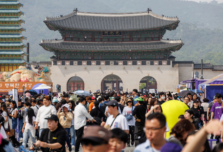 국가소멸론이 제기될 만큼 출산율이 급격하게 떨어지고 고령화가 빠르게 진행되고 있는 지금, 국민연금은 존립 자체를 위협받고 있다. 연합뉴스