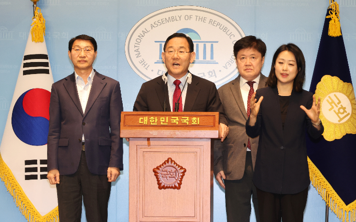 주호영 국회 연금개혁특별위원장(가운데)과 국민의힘 유경준(오른쪽), 더불어민주당 김성주 여야 간사가 7일 오후 국회 소통관에서 연금개혁특별위원회 종료 및 출장 취소 등과 관련해 입장을 밝히고 있다. 연합뉴스