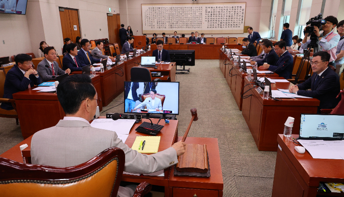 2일 국회에서 열린 법제사법위원회 전체회의에서 김도읍 위원장이 의사봉을 두드리고 있다. 연합뉴스