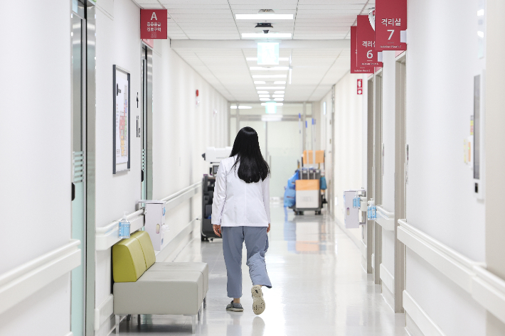 의정갈등이 이어지고 있는 7일 오후 서울 시내 한 대형병원 응급의료센터에서 한 의료인이 이동하고 있다. 연합뉴스
