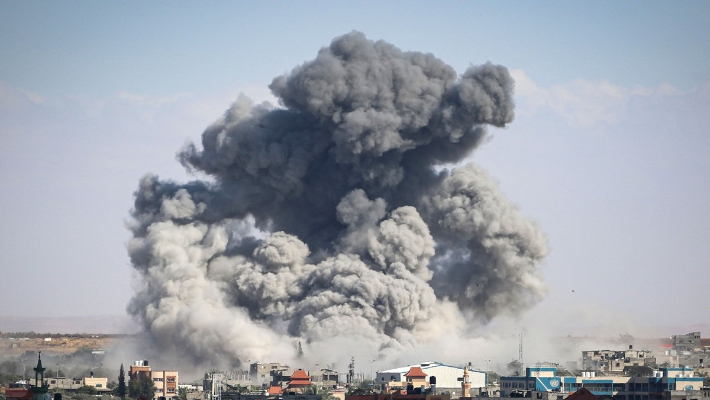 6일(현지시간) 가자지구 남부 라파에서 이스라엘군의 공습으로 검은 연기가 피어오르는 모습. 연합뉴스