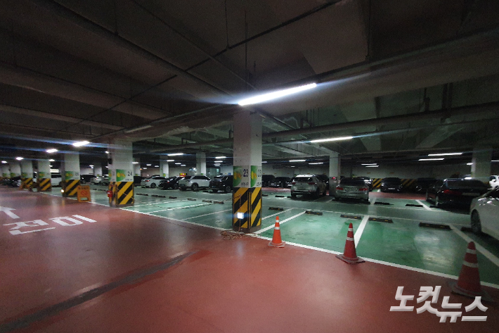 8일 오전 전북도청 지하주차장 모습. 공무원을 위한 주차 공간이 안전고깔(라바콘)줄로 막혀있다. 송승민 기자