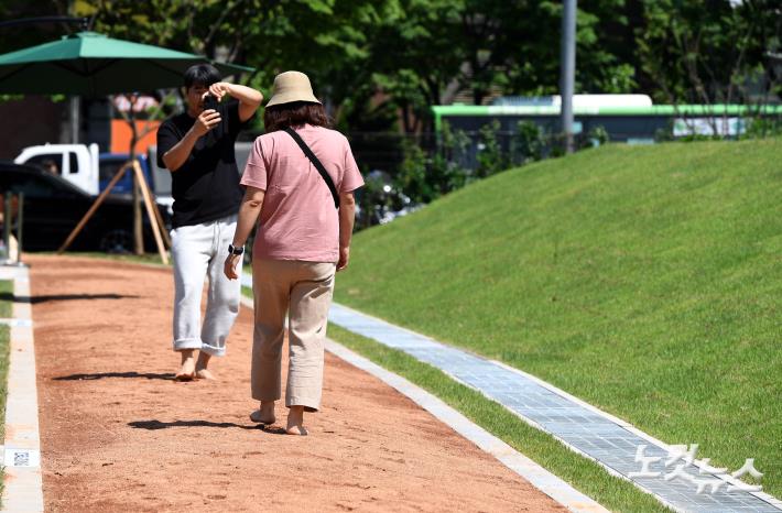 문래동 꽃밭정원 황톳길 걸어요