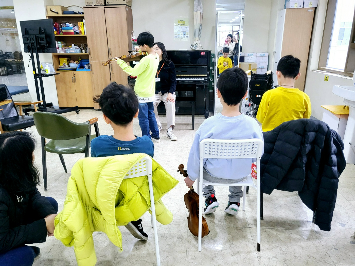 온종합병원이 발달장애인 거점 병원으로 재지정됐다. 사진은 온종합병원 행동발달증진센터에서 운영하는 '그린필하모니' 연습 모습. 온종합병원 제공