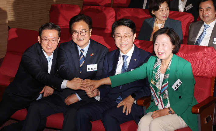 손잡은 추미애-조정식-우원식-정성호     (서울=연합뉴스) 김주형 기자 = 더불어민주당 정성호(왼쪽부터), 우원식, 조정식, 추미애 국회의장 후보자들이 3일 오전 국회 의원회관에서 열린 제22대 국회 더불어민주당 제1기 원내대표 선출 당선자 총회에 입장해 손잡고 있다. 2024.5.3     kjhpress@yna.co.kr (끝)   연합뉴스