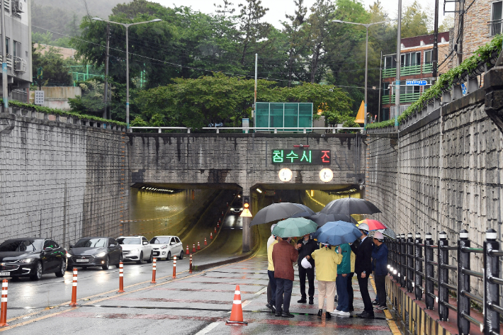 부산 동래구 우장춘지하차도 안전 점검 현장. 동래구청 제공